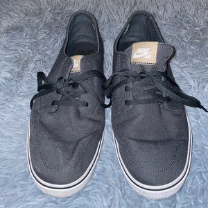 Men’s Nike Braata canvas shoe! (Size 11)